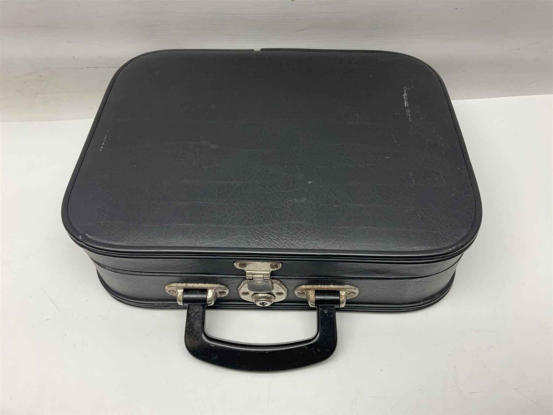 F. Buisson Dallas London oboe, serial no.5434; Boosey & Hawkes Lafleur clarinet, serial no.807004; and incomplete Boosey & Hawkes Regent clarinet, serial no.372169; each in fitted carrying case (3)