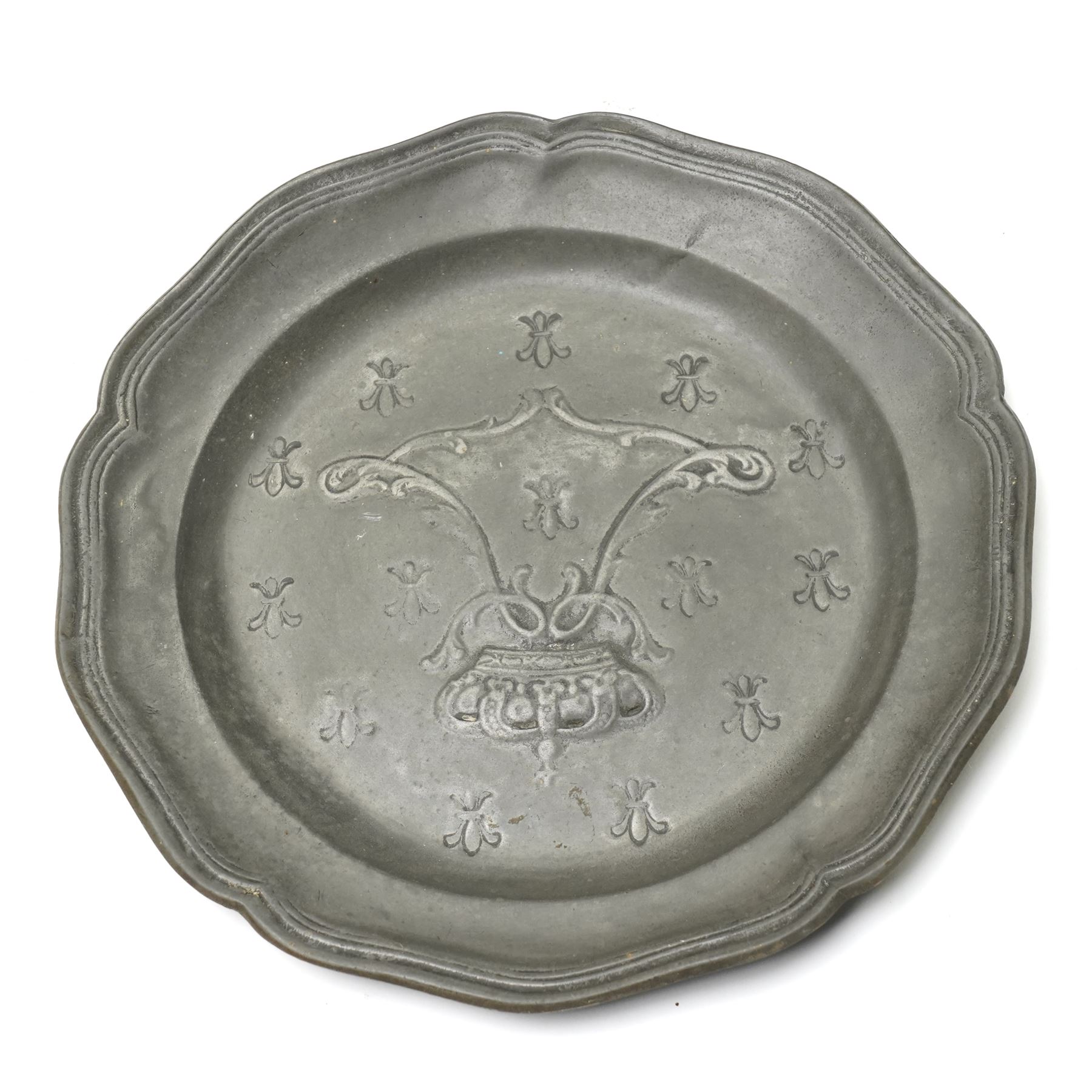 Copper coal scuttle and scoop, 18th century pewter charger, D46cm, and a small continental pewter plate