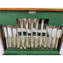 United Cutlers Sheffield silver-plate canteen of cutlery for six settings in oak case, L40cm