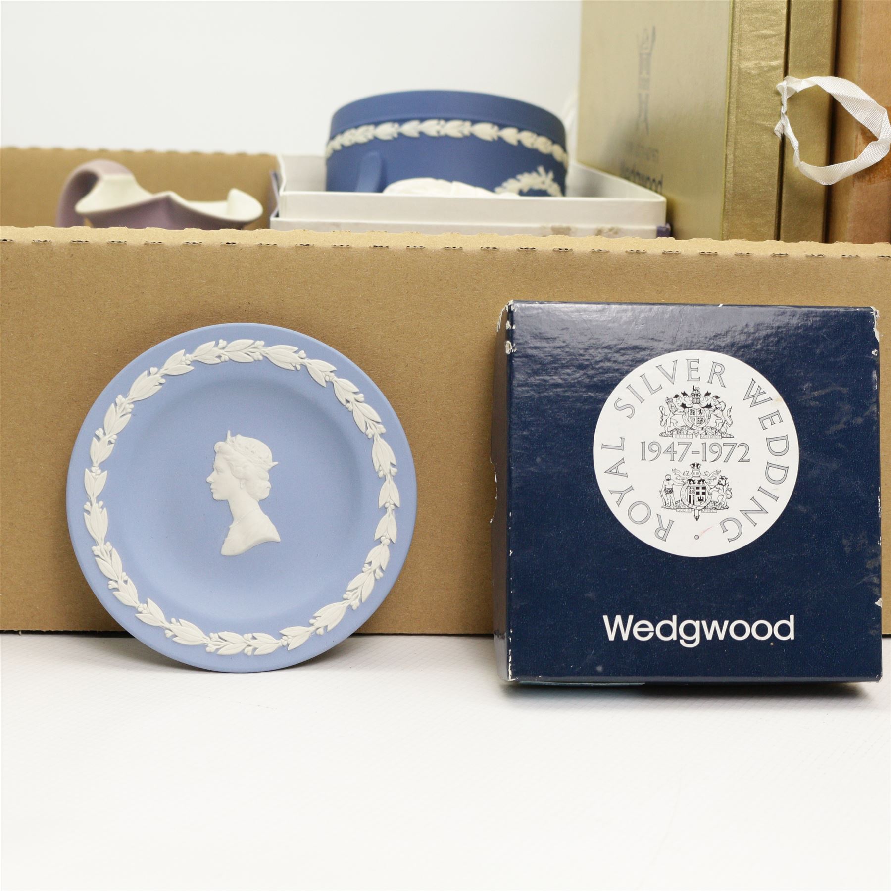 Wedgwood Royal Silver Jubilee commemorative loving cup, limited editon no. 445/500, boxed, Wedgwood 'The York Plate' boxed and other Jasperware in one box