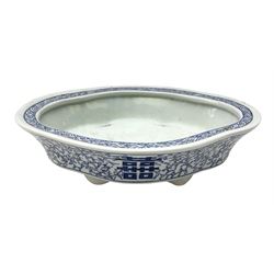Blue and white oriental jardiniere, the shallow shaped form decorated with foliage detail, H6cm, L25.5cm