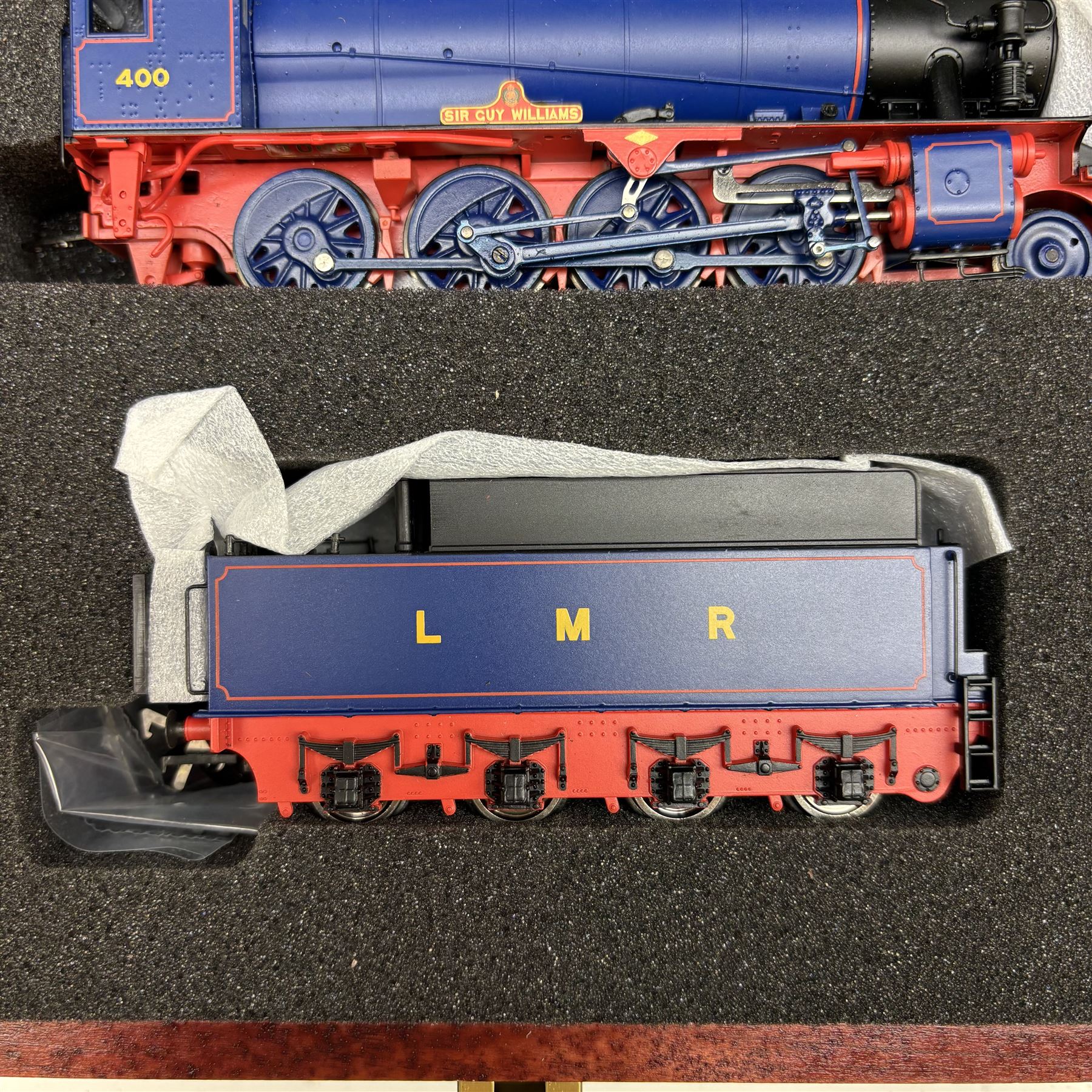 Limited edition Bachmann '00' gauge 2-8-0 'Sir Guy Williams' locomotive and tender no. 400 in blue and red livery, contained within wooden presentation box with certificate, limited edition no. 1066/2000 