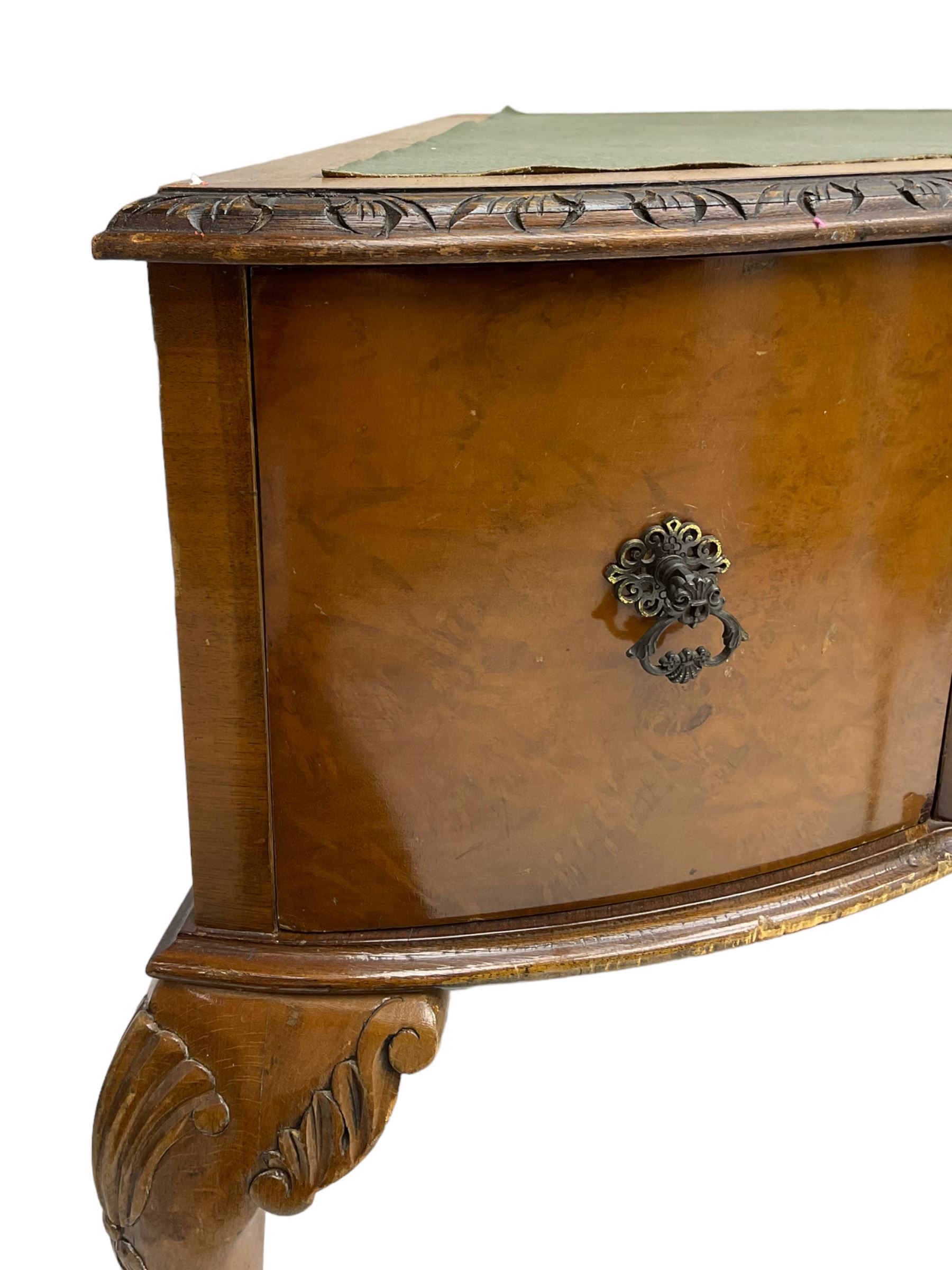 Early 20th century Queen Anne design walnut writing desk, reverse bow-front with inset green leather writing surface and foliate carved edge, fitted with three drawers, raised on cabriole supports