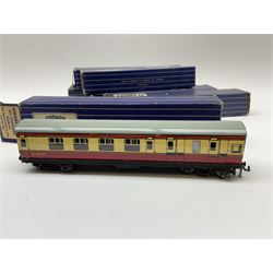 Hornby Dublo - eight coaches comprising D12 First L.M.S.; 32018 D12 Corridor Coach B.R. Brake/3rd (L.M.R.); 32090 D13 Suburban Coach First/Third B.R.; 32093 D14 Suburban Coach Brake/Third B.R.; 32096 D20 Composite Restaurant Car (Western Region); two 32094 D21 Corridor Coach B.R. First/2nd (W.R.); and 32023 D22 Corridor Coach B.R. Brake/2nd (M.R.); all in boxes (8)