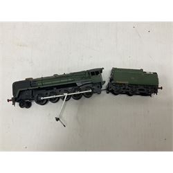 ‘00’ gauge - Airfix locomotive model kits comprising series 4 City of Truro kit and empty series 4 box, series 4 Mogul, two series 4 Harrow kits, all boxed; together with Rosebud Kitmaster Stirling kit and quantity of loose plastic locomotives and tenders from Airfix, Kitmaster, Ratio etc 