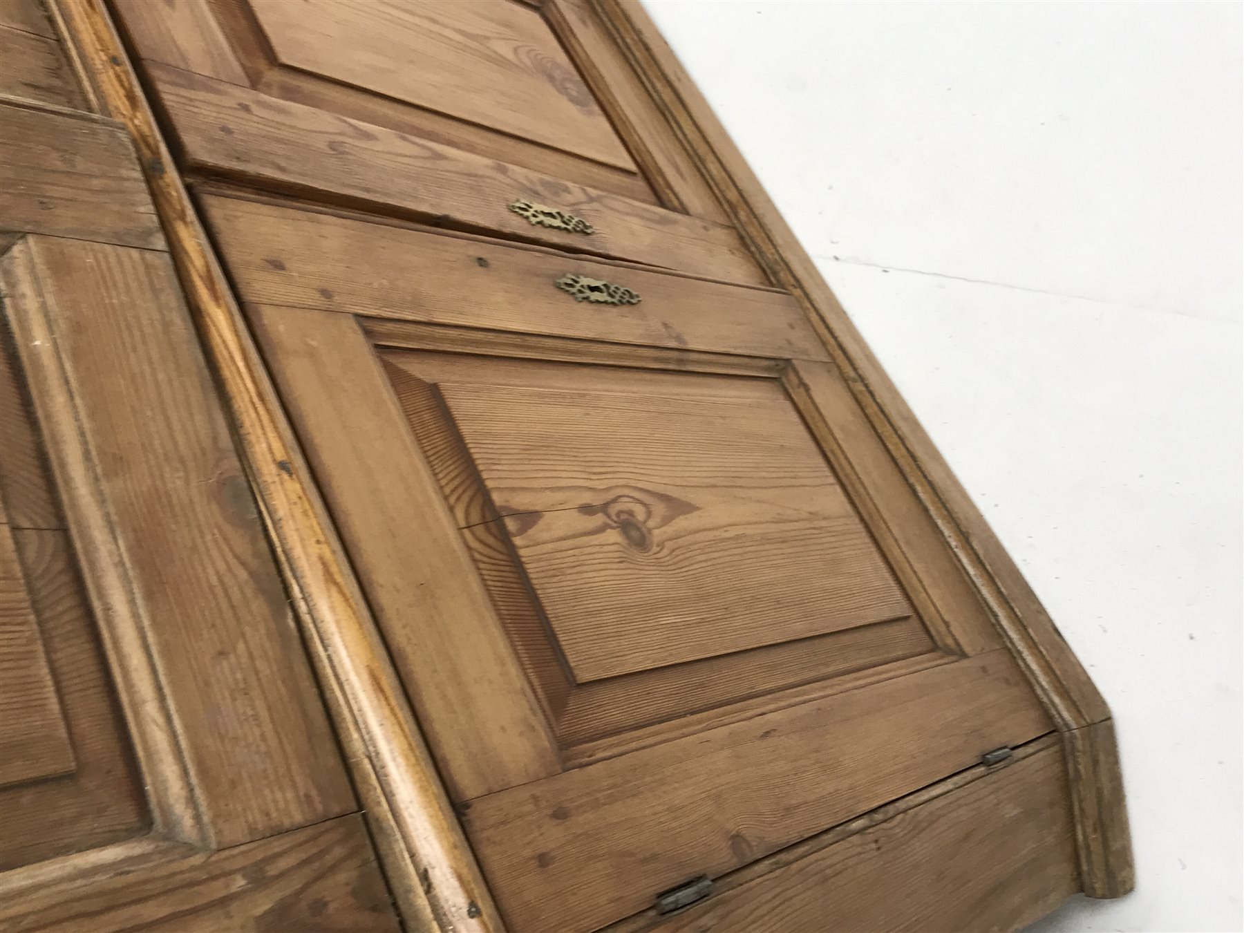 pine corner cupboard, projecting dentil cornice over blind