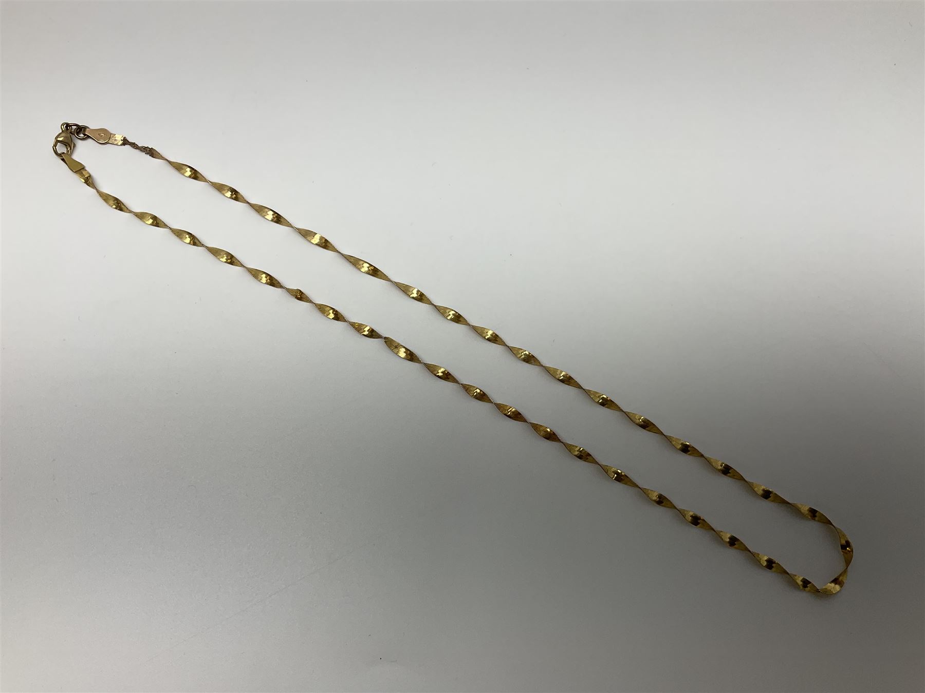 9ct gold jewellery, to include twist design herring bone link necklace, pair of textured hoop earrings and a pair of Italian horn pendant earrings