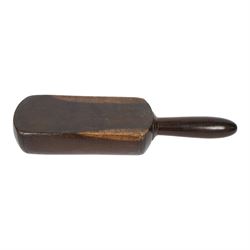 19th century elm linen smoother, of paddle form with turned handle, L37cm