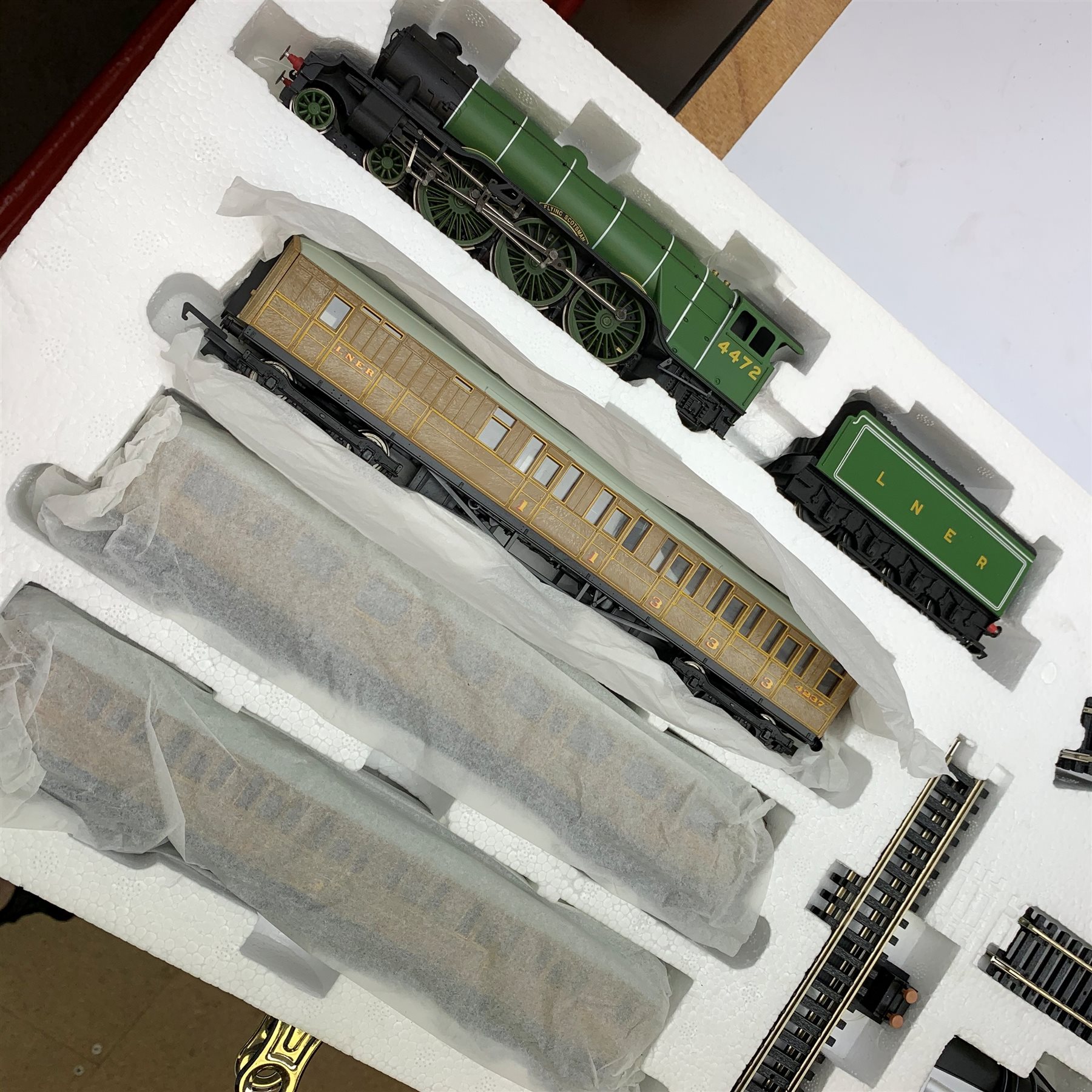 Hornby '00' gauge - Flying Scotsman electric train set with Class A3 4-6-2 locomotive 'Flying Scotsman' No.4472 and three teak style passenger coaches, boxed; and a box of additional track