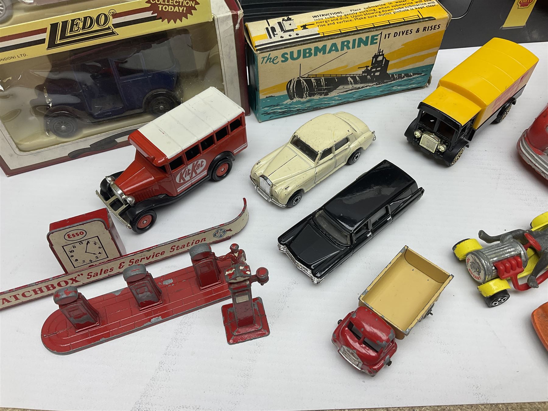 Quantity of model cars to include Atcomi radio control Ford Sierra XR4i, Maisto 1:18 scale Volkswagen Export Sedan, Corgi Tom & Jerry cars, Lledo, Dinky, Matchbox etc, boxed and loose 