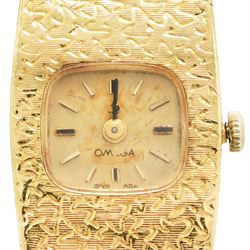 Omega ladies 18ct gold manual wind wristwatch, Cal. 650, champagne dial with baton hour markers, Helvetia hallmark, on integral 18ct gold bracelet, Helvetia hallmark with London import mark 1971