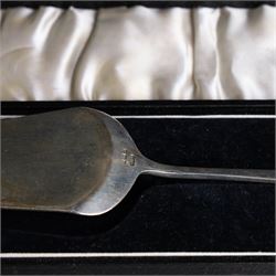 1930s silver cake slice, hallmarked Joseph Gloster Ltd, Birmingham 1934, contained within a fitted case, together with a small 1920s silver teaspoon, hallmarked John Grinsell & Sons, Birmingham 1924 