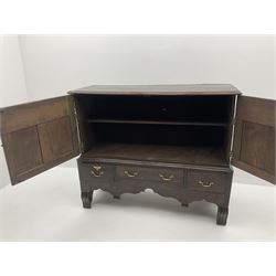 Georgian and later oak mule chest, fitted with two panelled cupboard doors enclosing shelving above two short drawers flanking central long drawer, shaped apron, raised on shaped bracket supports 