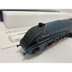 Bachmann ‘00’ gauge - 31551 Gresley Class V2 2-6-2 ‘Green Arrow’ locomotive no.60800 in BR black; 31954 Gresley Class A4 4-6-2 ‘Nigel Gresley’ locomotive no.60007 in BR blue; 31959 Gresley Class A4 Pacific 4-6-2 ‘Miles Beevor’ locomotive no.26 in LNER garter blue; in original boxes (3) 