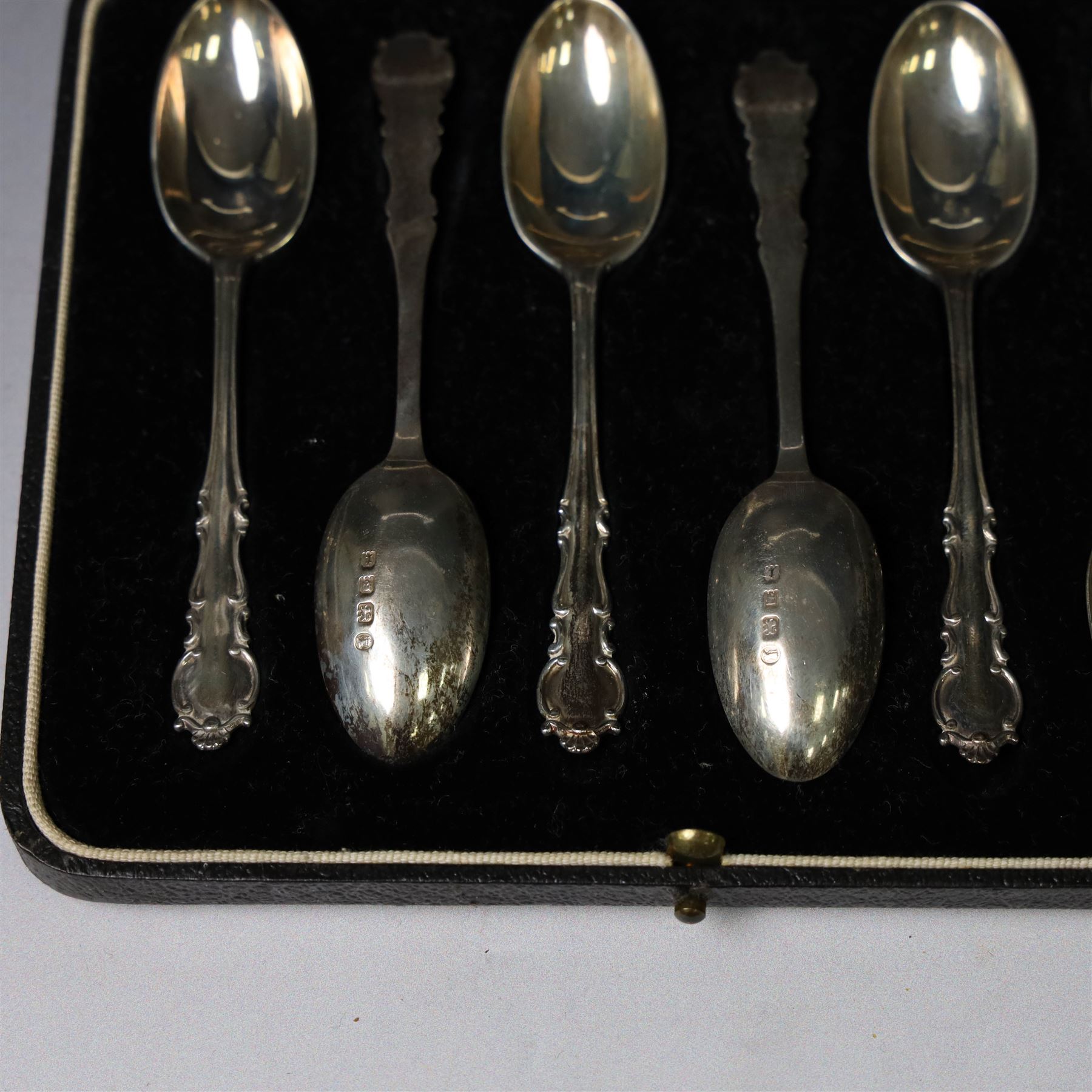 1930s silver three piece cruet set, comprising pepper shaker, open salt and mustard pot, with two matched silver spoons, together with a set of 1930s silver teaspoons, all cased and hallmarked