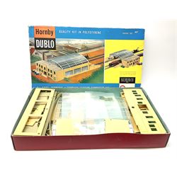 Hornby Dublo - set No.5083 Terminal or Through Station Composite Kit, boxed.