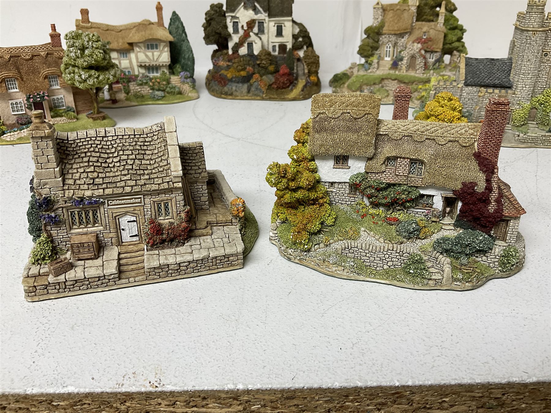 Nineteen Lilliput Lane models, including Dove Tails, Birdlip Bottom, Smallest Inn, Gossip Gate and Beehive Cottage, all with deeds and original boxes (19)