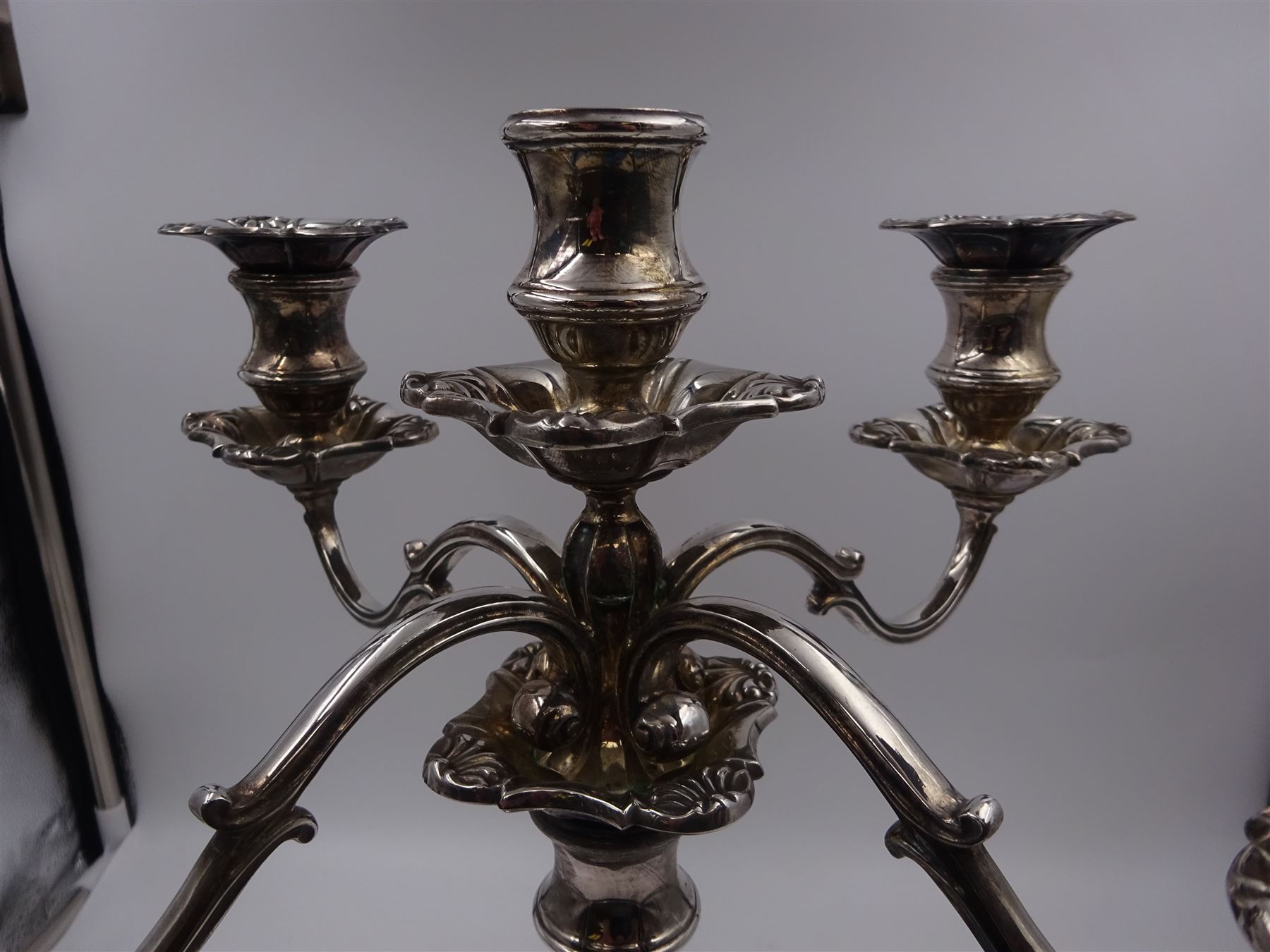 Modern silver five branch candelabra centrepiece, the four extending branches each with removable sconces, surrounding a central candle holder, upon a knopped stem and weighted stepped square foot, with anthemion to each corner, hallmarked Roberts & Belk, Sheffield 1984, H36cm 