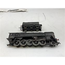 Hornby '00' gauge - Battle of Britain Class 4-6-2 locomotive '92 Squadron' No.34081; and Class 9F 2-10-0 locomotive No.92239 with weathered finish; both boxed (2)