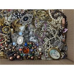 Collection of assorted costume jewellery, some rolled gold and gilt