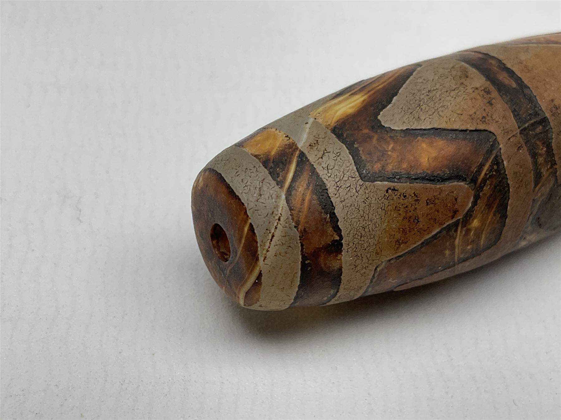 Tibetan dzi bead, decorated with a double tiger tooth pattern, L5cm