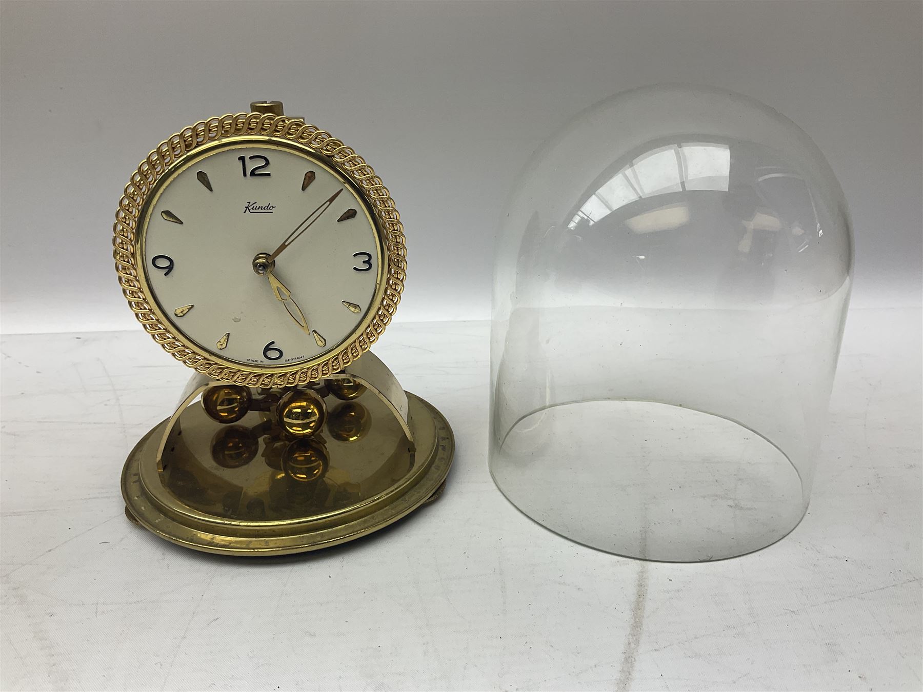 Assorted clocks, to include quartz and battery operated examples