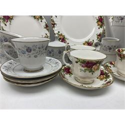 Royal Albert Old Country Roses pattern dinnerwares, to include four dinner plates, four cups and saucers etc, together with Noritake tea service 