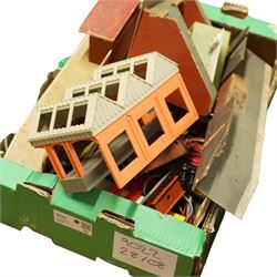 Quantity of 0 Gauge model railway, including Hornby and Meccano locomotives, rolling stock track, buildings etc; and a s Hornby 00 Gauge freight set, incomplete 