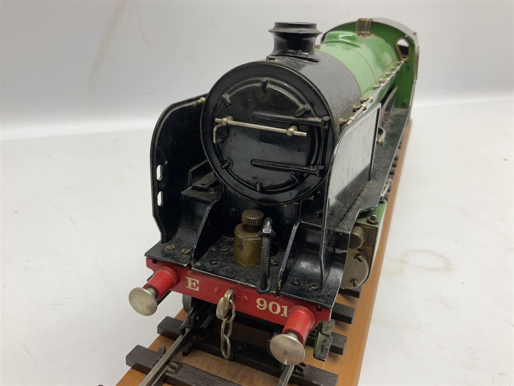 Gauge I - Aster live steam Southern Railway 4-4-0 Schools Class locomotive 'Winchester' No.901 with six-wheel tender; twin outside cylinders, smoke deflectors and spirit burner fed from tender tank, with Aster serial no. 6141167 between the wheels (2)