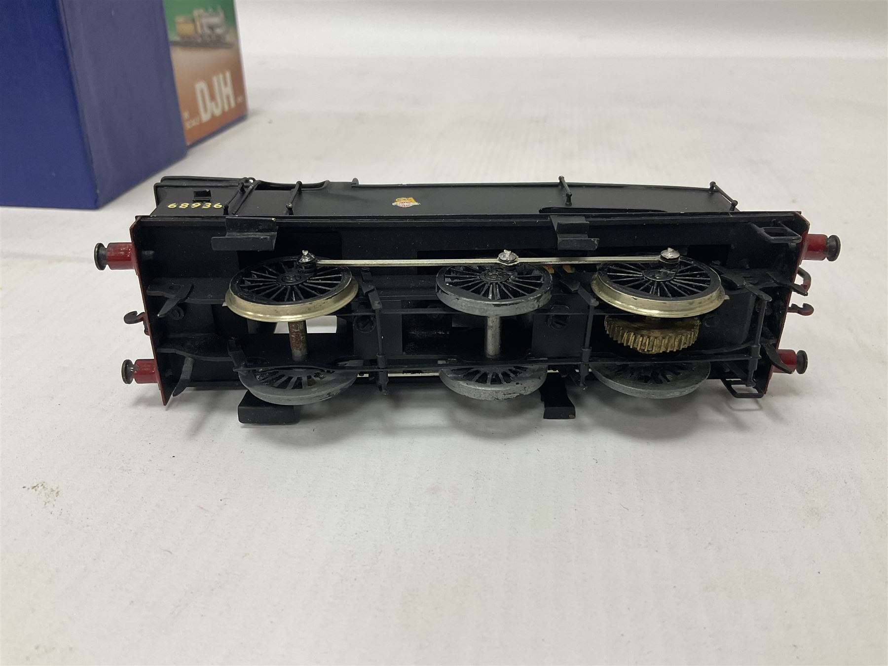 ‘00’ gauge - kit built NBR (Class B-Reid) LNER/BR J35/1/2/4/5 0-6-0 steam locomotive and tender no.64480, finished in BR black with DJH Models box; with further kit built Class J50 0-6-0T locomotive no.68936, finished in BR black (2)