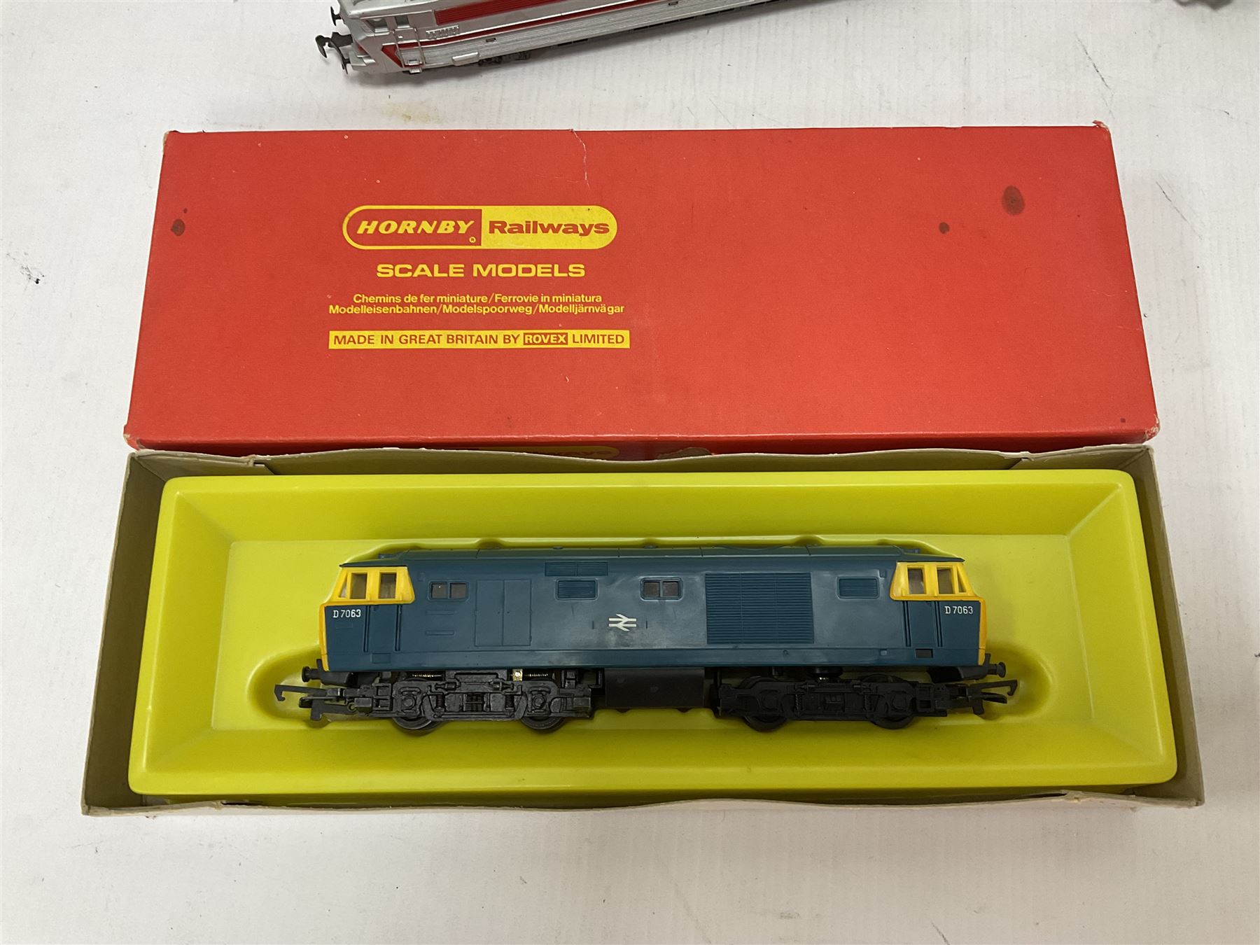 Various makers ‘00’ gauge - Hornby R758 Hymek Diesel Hydraulic B-B locomotive no.D7063 and R253 0-4-0 Diesel Dock Shunter no.3, in original boxes; Tri-Ang Class 08 0-6-0 Diesel Shunter no.D3035 and Class 37 Co-Co Diesel locomotive no.D6830; Jouef 843/E TEE SNCF no.CC40101 in electric red and grey (5)