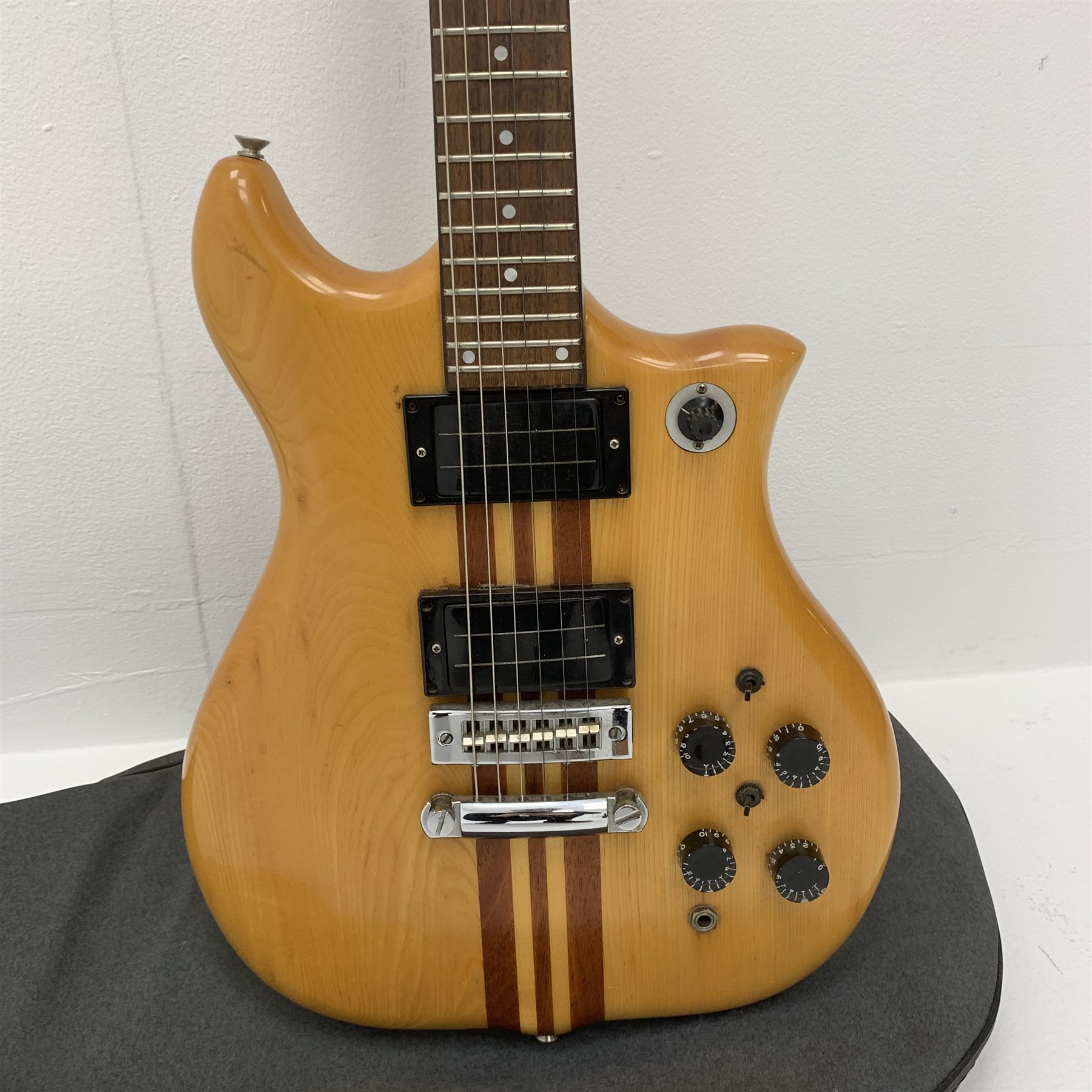 Kawai blond elm and mahogany electric guitar, L100cm, in soft carrying