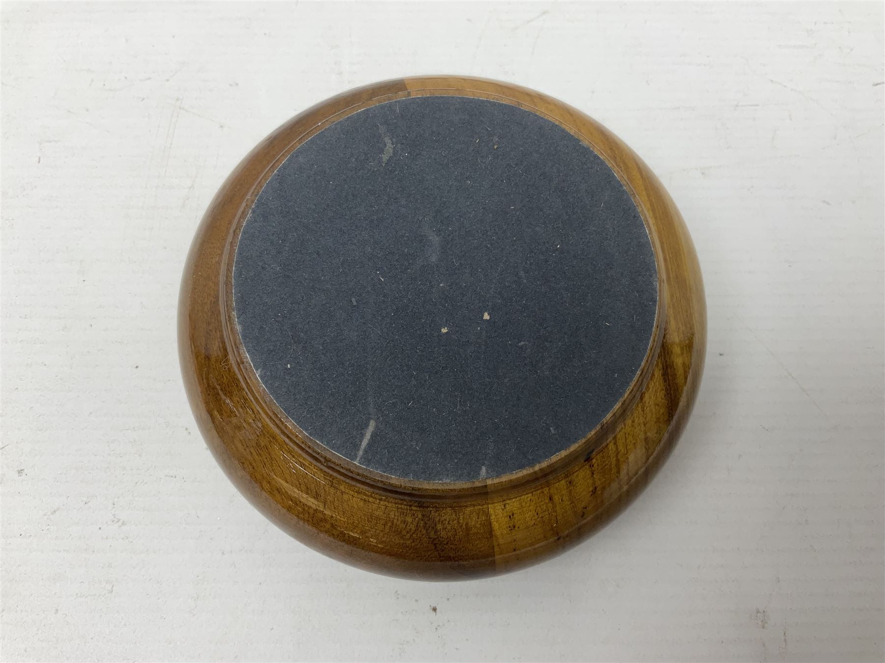 Polished wooden box, with a brown agate slice to the lid, H5cm, D12cm