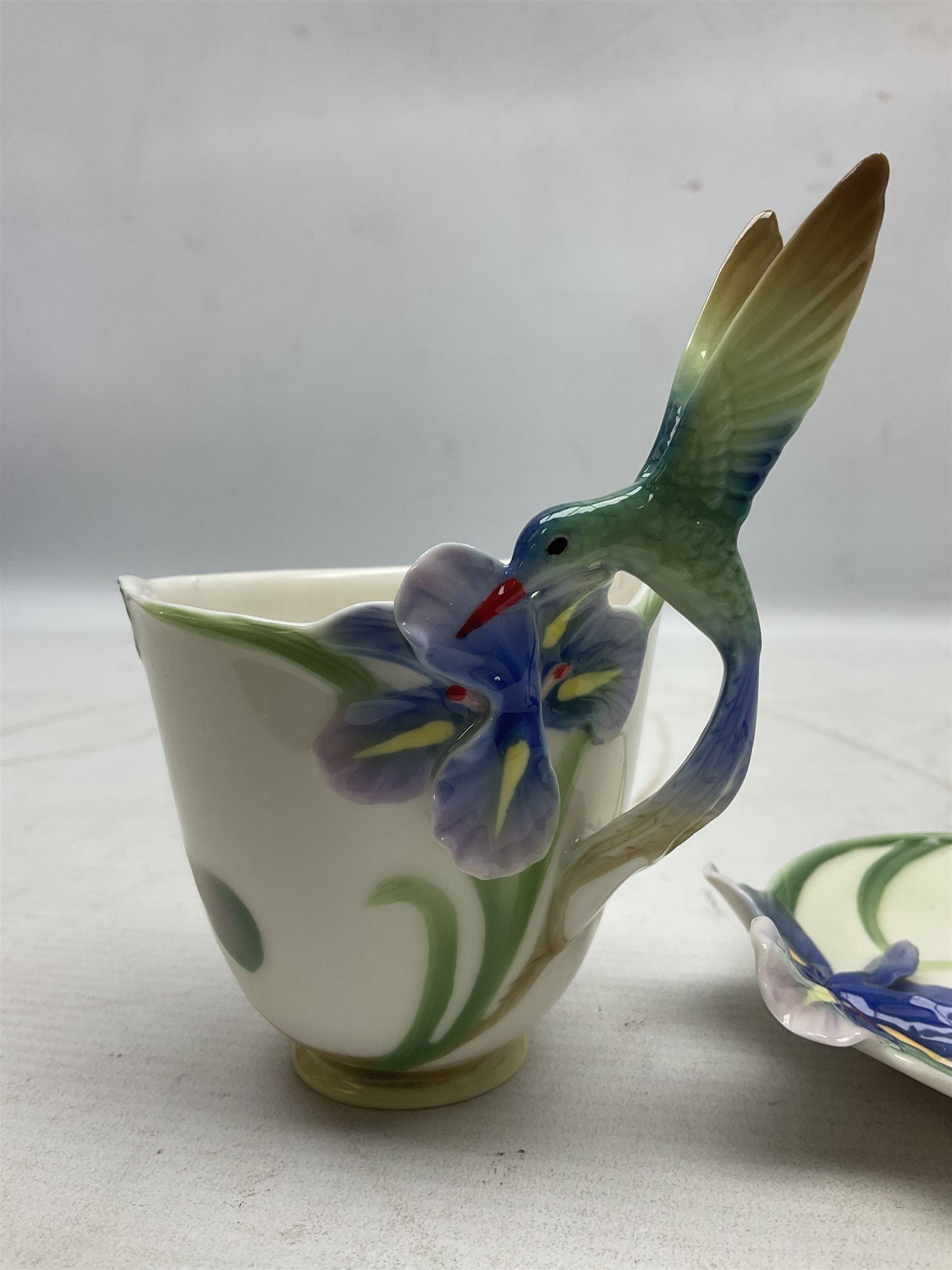 Five Franz teacups and saucers comprising Hummingbird FZ00129, Bluebell FZ00875, Dragonfly FZ00028, Butterfly XP1693 and Daisy FZ00793, together with Hummingbird spoon, all boxed (6)