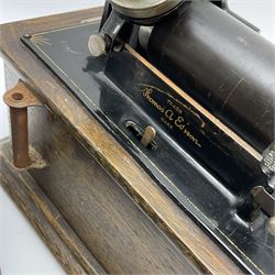 Early 20th century oak cased Edison Standard Phonograph with Model R 4-minute reproducer and brass horn, serial no.572593, last patent date 1905, with cover and cranking handle W33cm