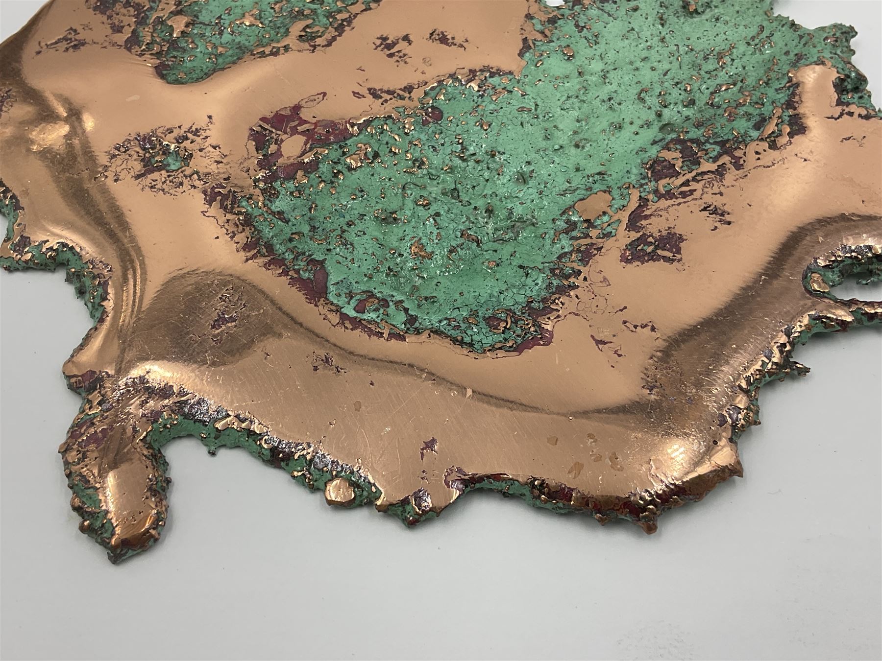 Large free form copper splash, with green patina and polished copper accents, H17cm, L17cm