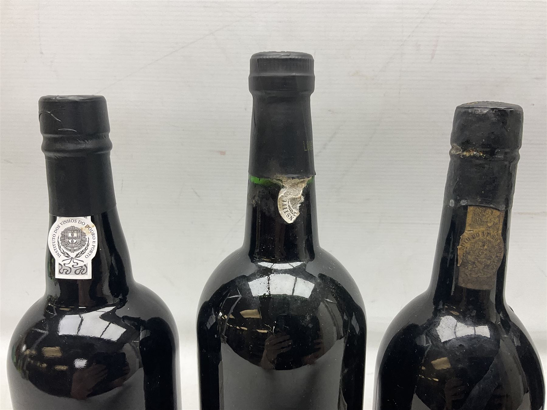 Mixed port, comprising Warre's 1977, vintage port, Quinta do Estanho, 1997, vintage port, Croft Quinta da Roeda, 2002, vintage port, Taylors, 1994, port and Taylors 2015, port, various contents and proof (5)
