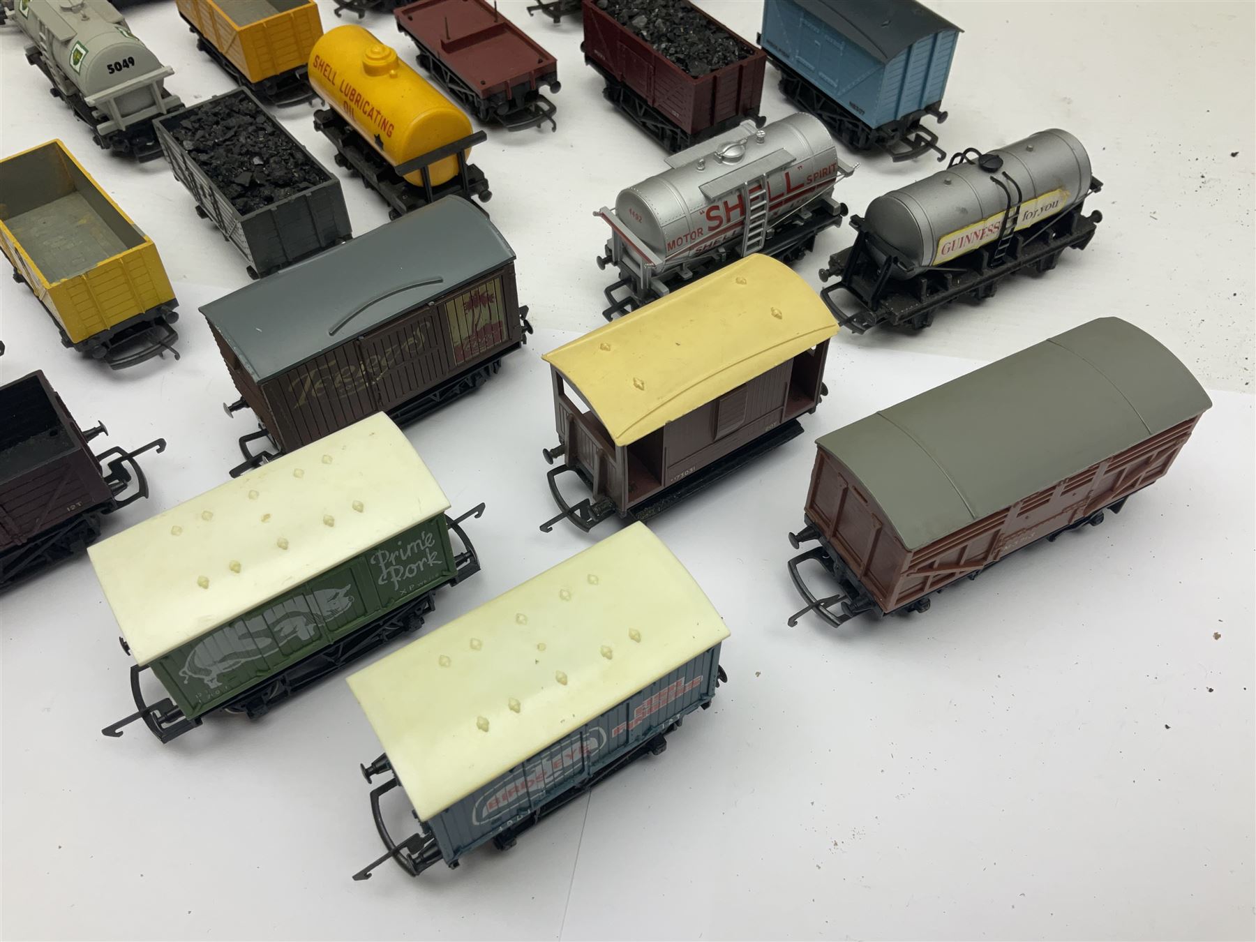 Various makers ‘00’ gauge - large quantity of rolling stock to include boxed Mainline, Graham Farish and Wrenn examples; loose examples to include Hornby, Tri-Ang, Joeuf etc 