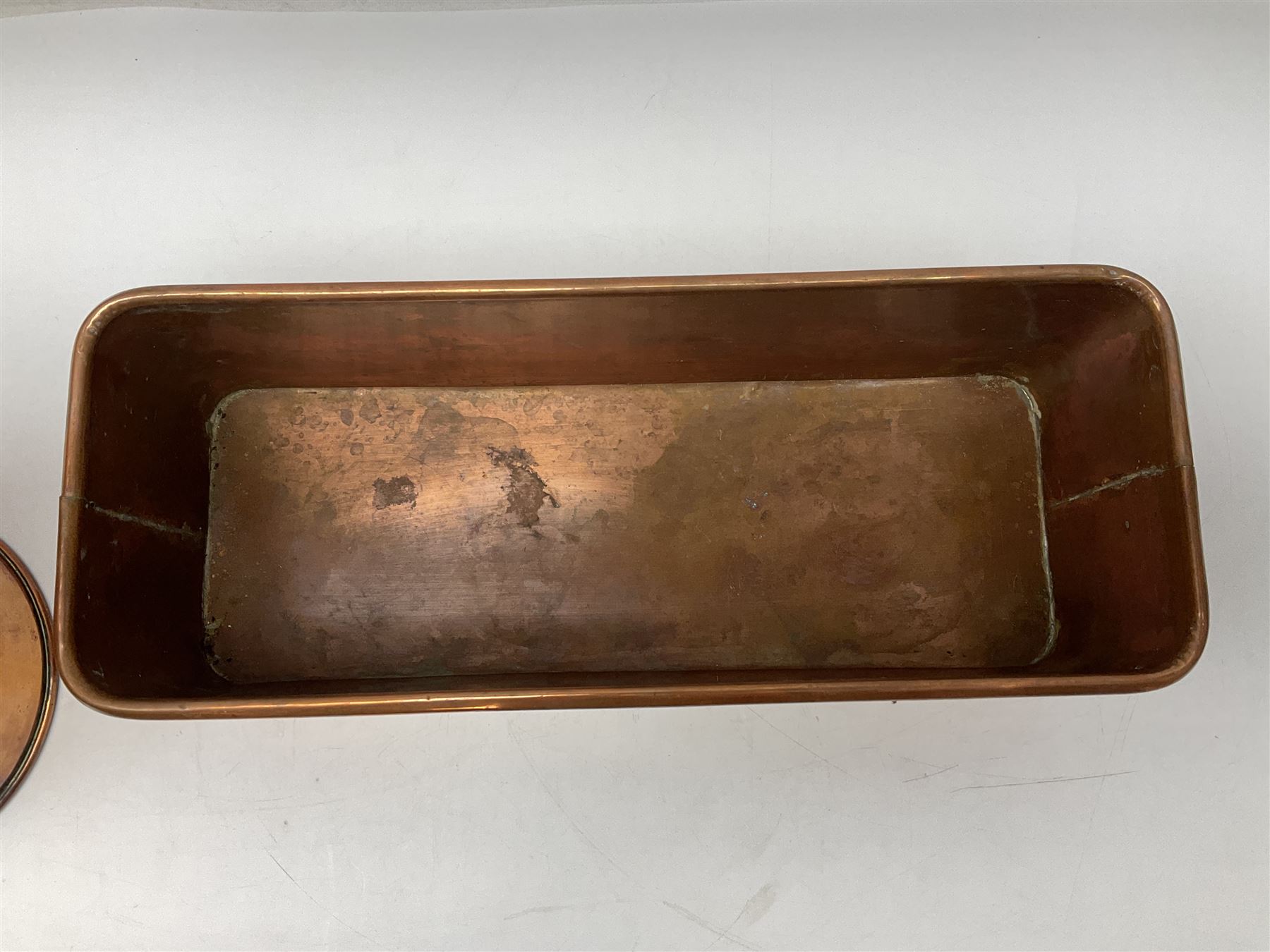Victorian copper hot water urn, the body of plain cylindrical form with brass tap, the slightly domed lid with brass finial, together with a rectangular copper planter, with twin brass lion mask handles, urn H35cm