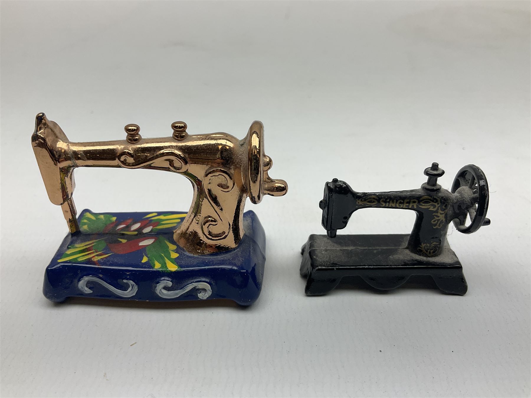 Singer mini sewing machine, together with Holly hobbie mini sewing machine and other sewing machine models, Singer H15cm