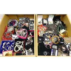  Quantity of modern costume jewellery including rhinestone inset spider brooches, similar panther and lizard, Ice House Collection bracelet & necklace set, John Richard necklace, Frank Usher, Auora and other makers, powder compact, gents Ohsen wristwatch and other jewellery   