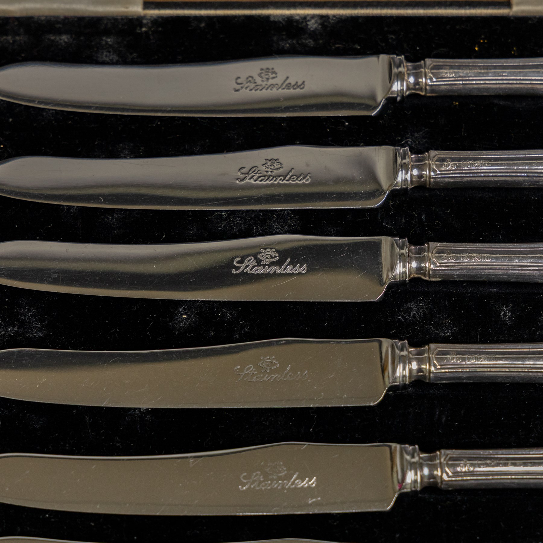 Set of six 1920s silver teaspoons with engraved initials, together with two sets of silver handled tea and fruit knives, all hallmarked and all within fitted cases