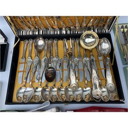 Boxed silver plated Elkington part canteen, together with a quantity of boxed and loose silver plated flatware, in one box 