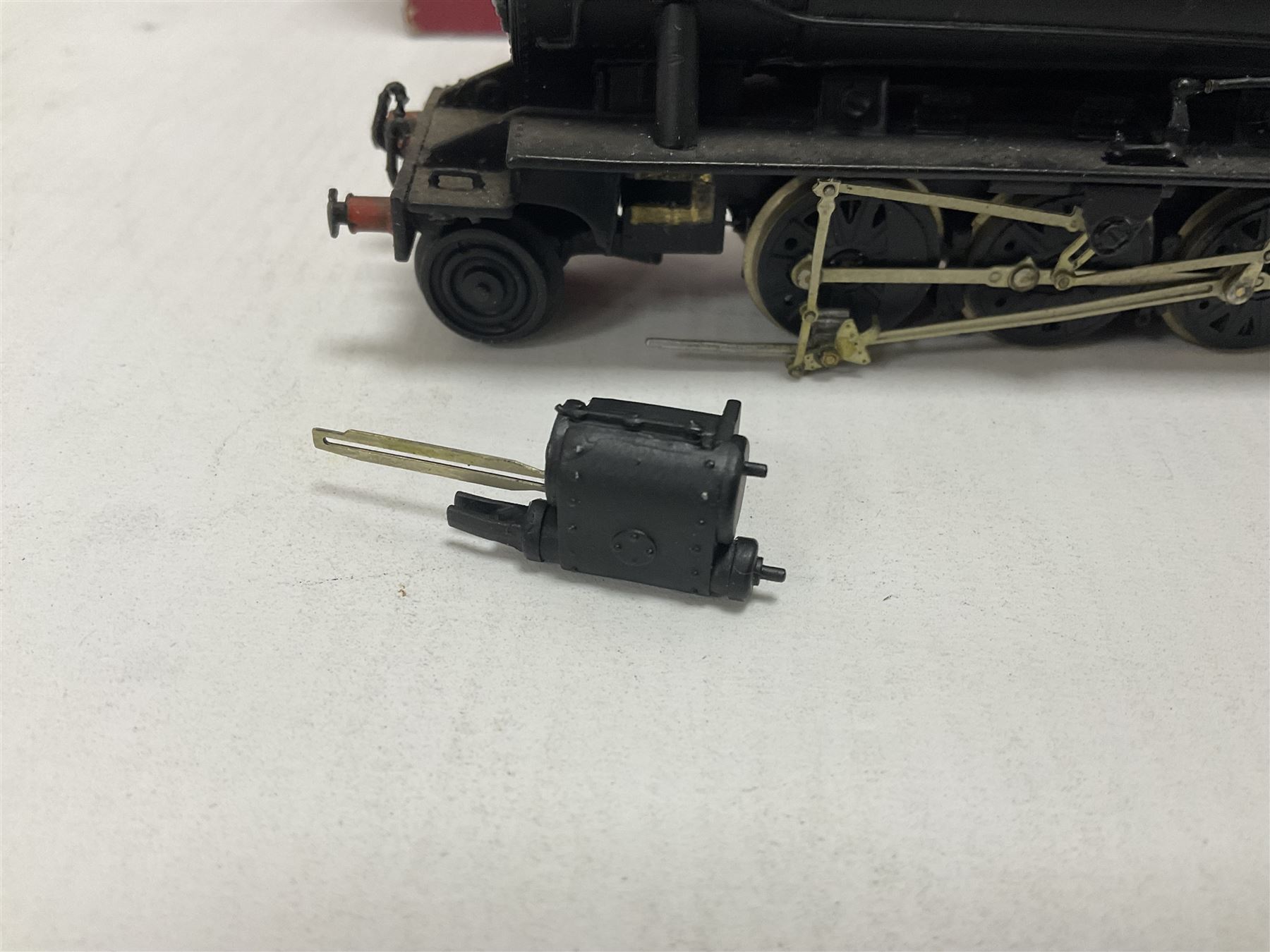 DJH Models - two ‘00’ gauge kit built model railway locomotives and tenders comprising K37 Highland Railway/LMS Castle 4-6-0 no.14685 in LMS crimson and K38 BR/WD 2-8-0 no.90124 in BR black; in original boxes 