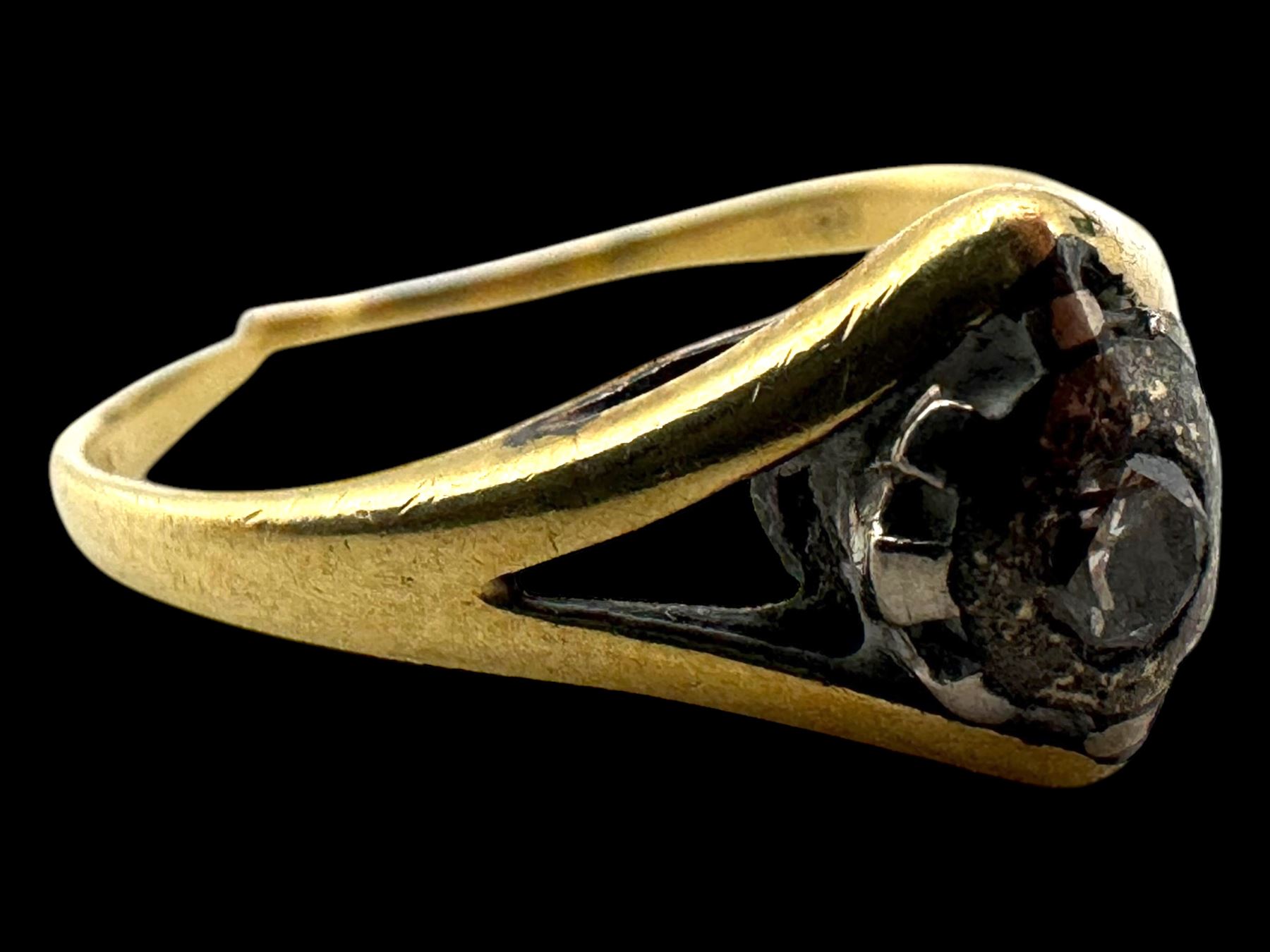 18ct gold stone set ring, together with a 9ct gold signet ring with split band