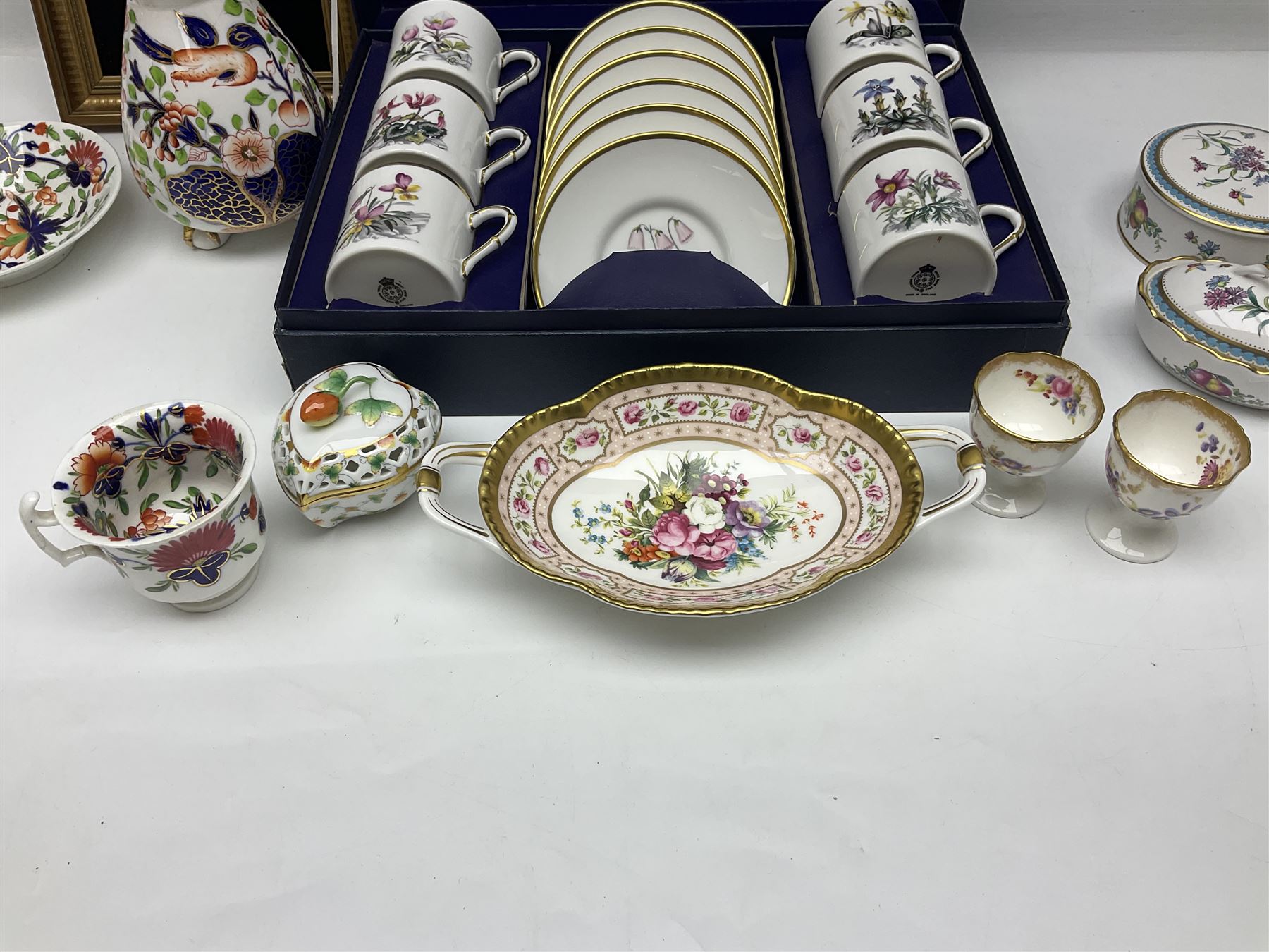 Copeland Spode tureen and platter, in peacock pattern, together with Herend Hungary trinket box and cover, Copeland vase and other ceramics 