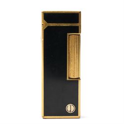 Dunhill - Rollagas lighter, black lacquer and gilt metal, with ribbed thumbpiece, H6.5cm 