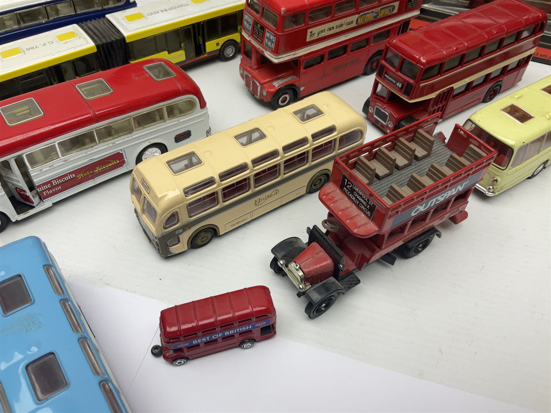 Thirty-one modern die-cast models of buses, coaches and wagons of various scales by EFE, Lledo, Oxford Die-Cast, Atlas etc, to include EFE 15702, 15704 and 15708 boxed; further models are unboxed 