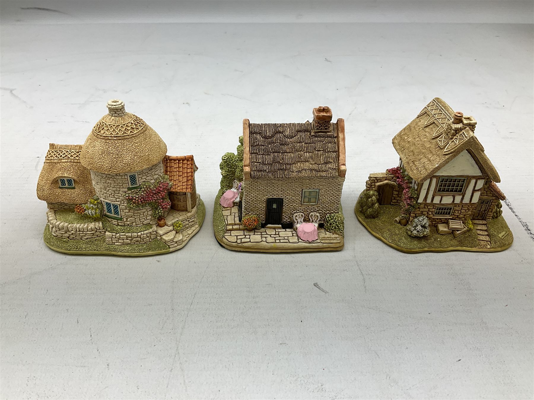 Fifteen Lilliput Lane Collectors Club and Symbols of Membership cottages, to include 'Alfresco Afternoons', 'The Toy Box', 'Little Scrumpy', eight boxed with deeds 