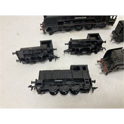 ‘00’ gauge - Airfix locomotive model kits comprising series 4 City of Truro kit and empty series 4 box, series 4 Mogul, two series 4 Harrow kits, all boxed; together with Rosebud Kitmaster Stirling kit and quantity of loose plastic locomotives and tenders from Airfix, Kitmaster, Ratio etc 